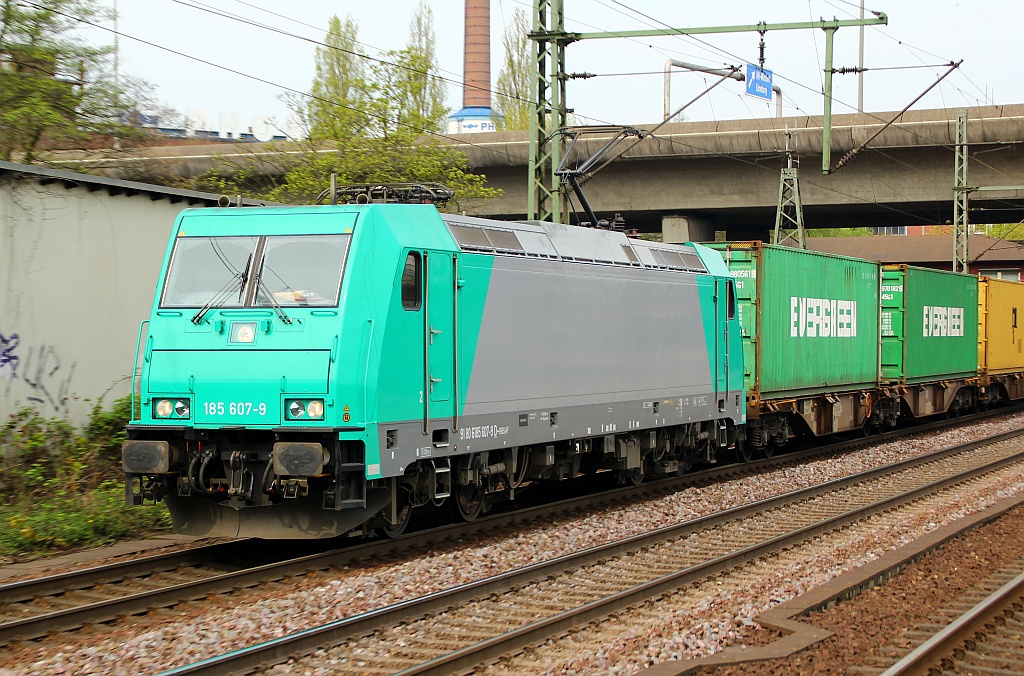 185 607-9 mit Containerzug bei der Durchfahrt in HH-Harburg. 28.04.12