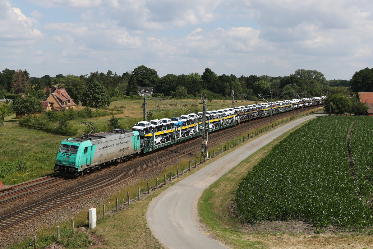 185 608 von  LTE  mit einem Autozug bei Langwedel am 25. Juni 2020.