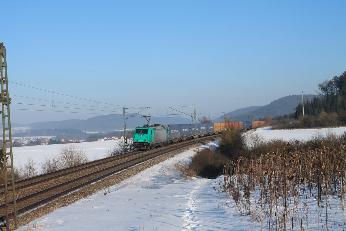 185 611-1 zieht ein Containerzug aus Regensburg bei Darshofen. 21.01.17