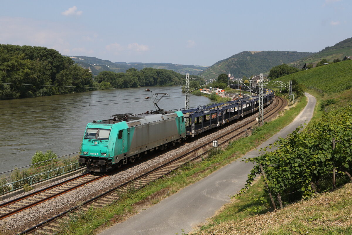 185 612 mit einem Autozug am 23. Juli 2021 bei Lorch am Rhein.