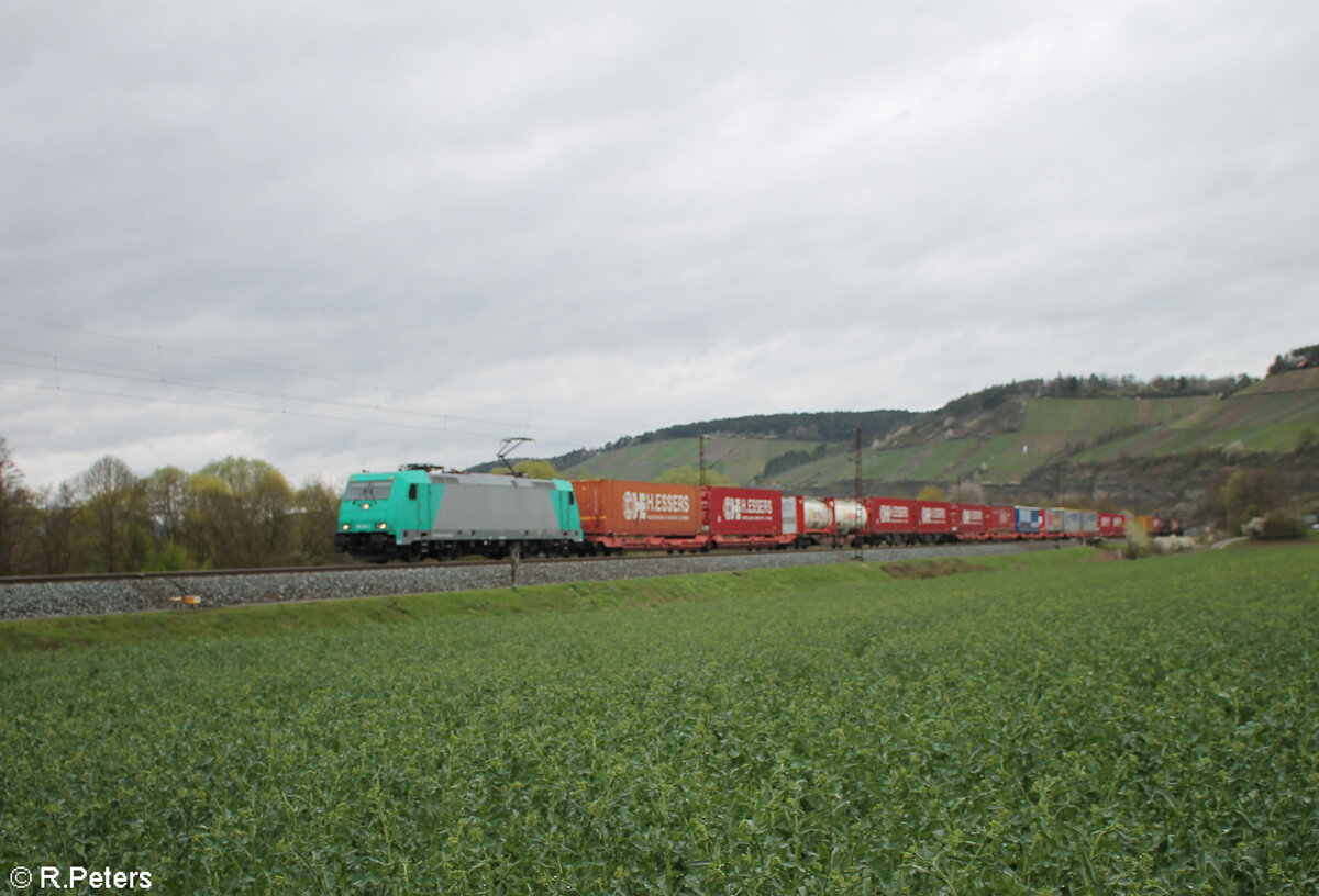 185 615-2 mit einem KLV-Zug bei Himmelstadt gen Süden. 28.03.24