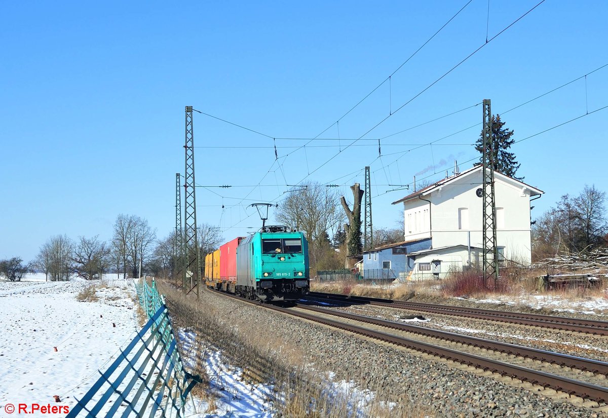 185 615-2 zieht bei Moosham einen Containerzug in Richtung Passau. 13.02.21