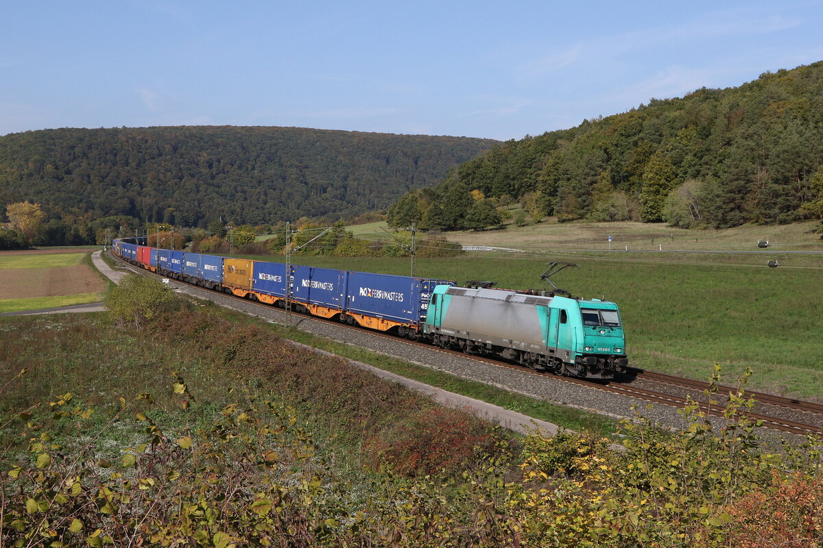 185 616 war am 12. Oktober 2022 mit einem Containerzug bei Harrbach in Richtung Wrzburg unterwegs.