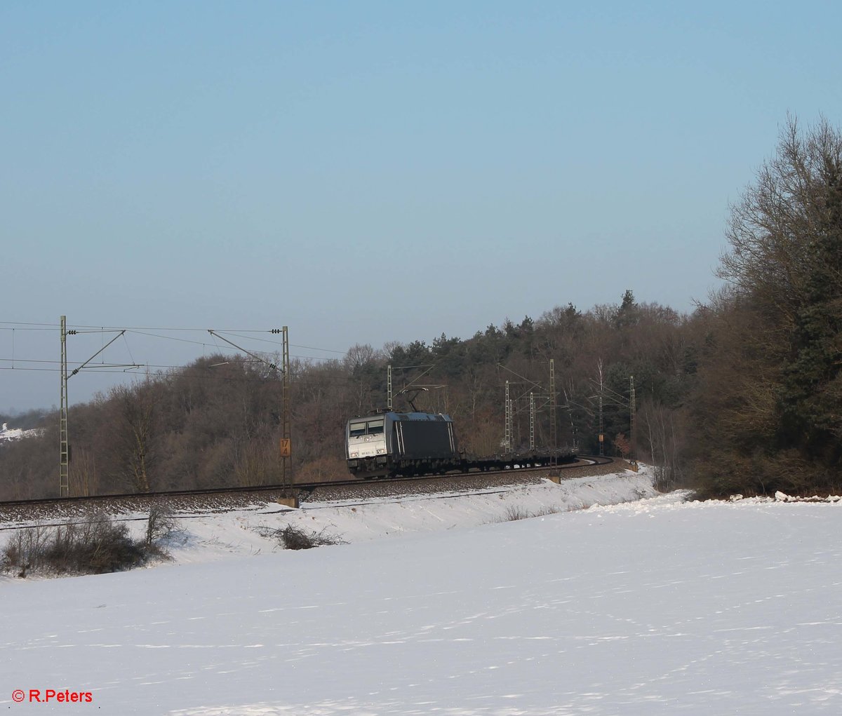 185 621-0 zieht einen Containerzug bei Edlhausen. 21.01.17