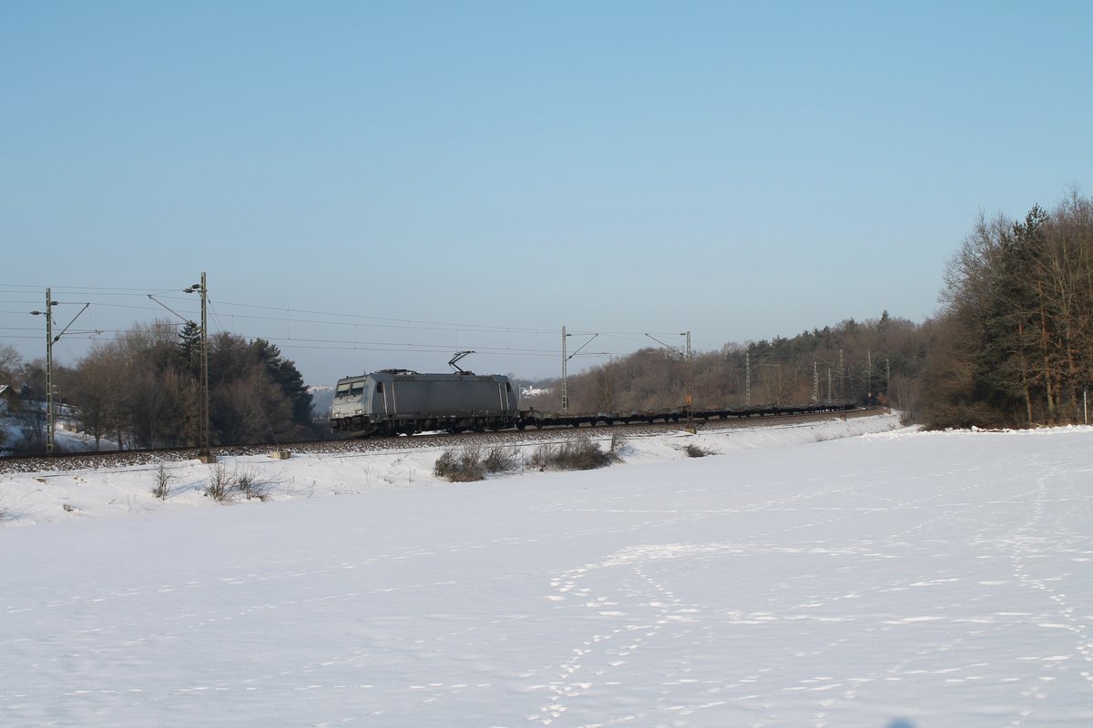 185 621-0 zieht einen Containerzug bei Edlhausen. 21.01.17