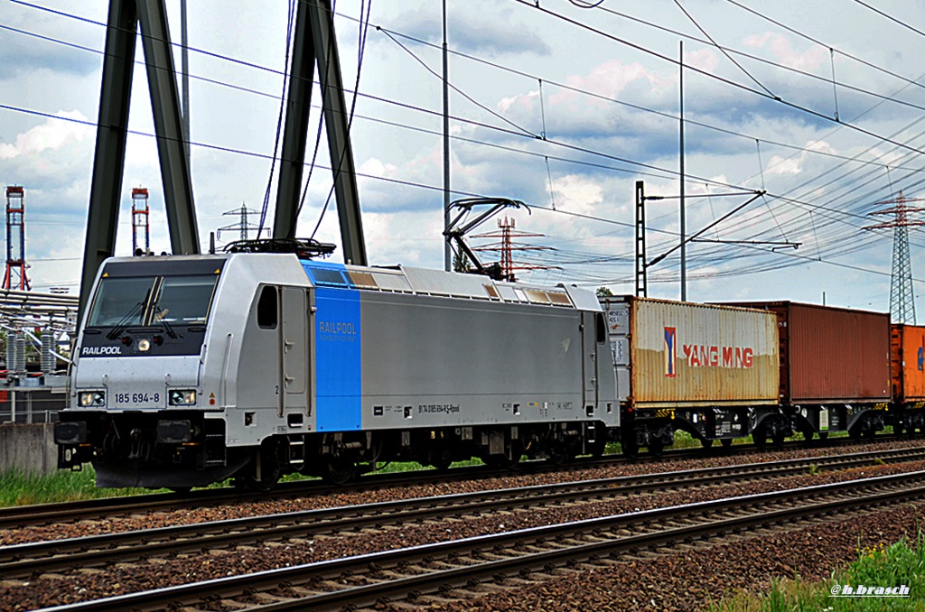 185 634-8 fuhr mit einen kastenzug durch hh-waltershof,29.05.15