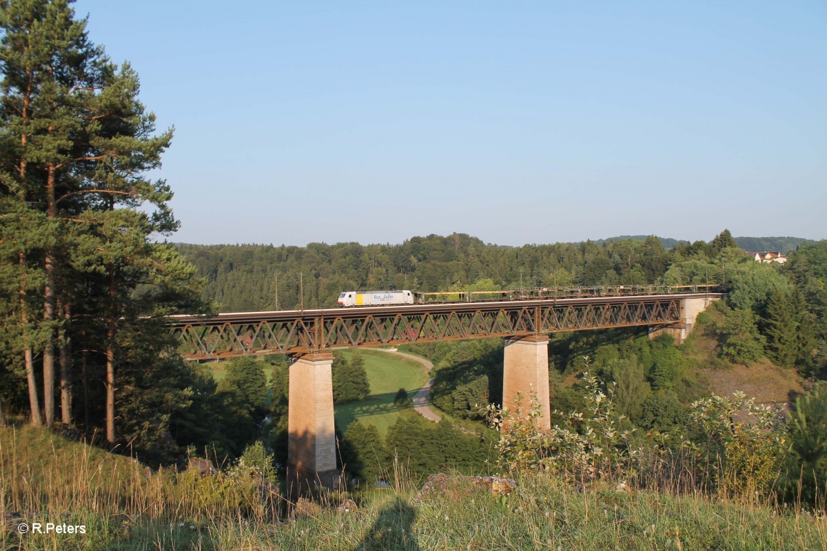 185 637-6 erreicht das Viadukt von Beratzhausen mit einem leeren Autotransportzug. 25.07.14