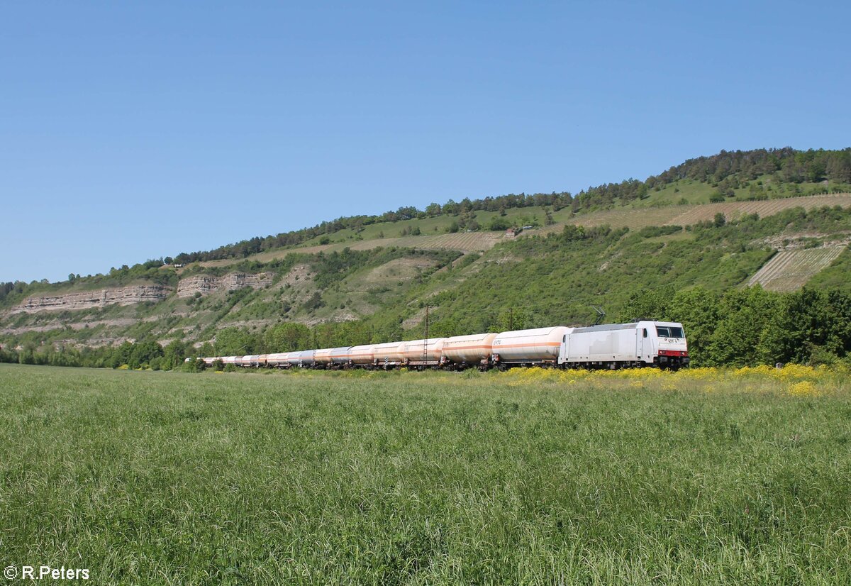 185 639-2 zieht bei Thüngersheim ein langen Gaskesselzug gen Süden. 02.06.21