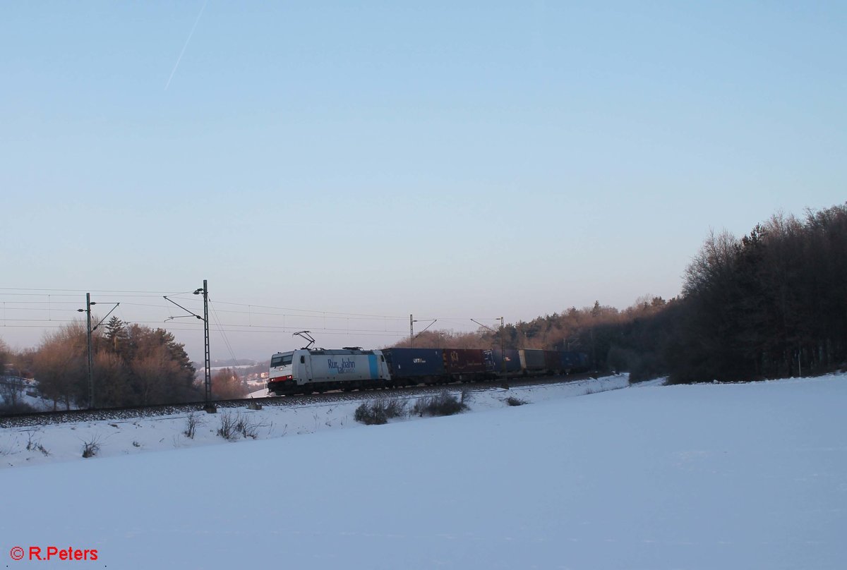 185 639-2 zieht ein Containerzug bei Edlhausen in Richtung Regensburg. 21.01.17