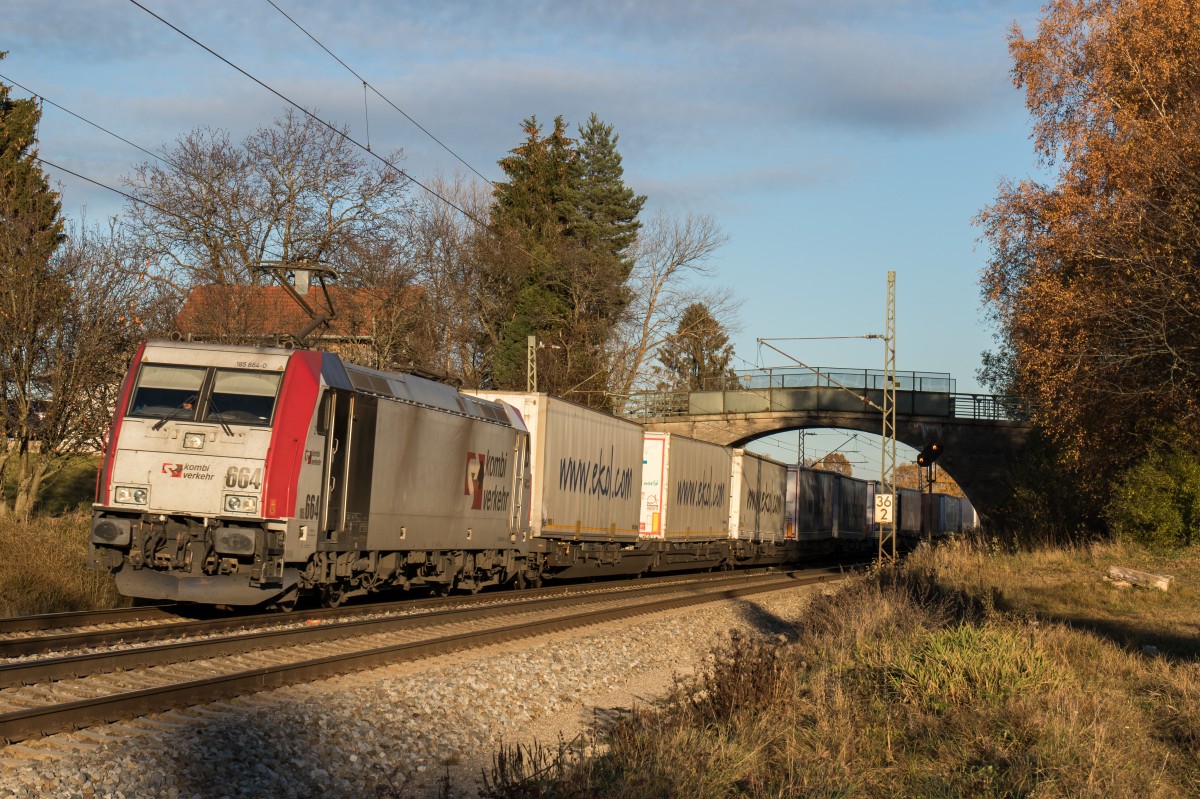 185 664-0 war am 6. November 2015 bei bersee am Chiemsee mit dem  EKOL -Zug in Richtung Mnchen unterwegs.