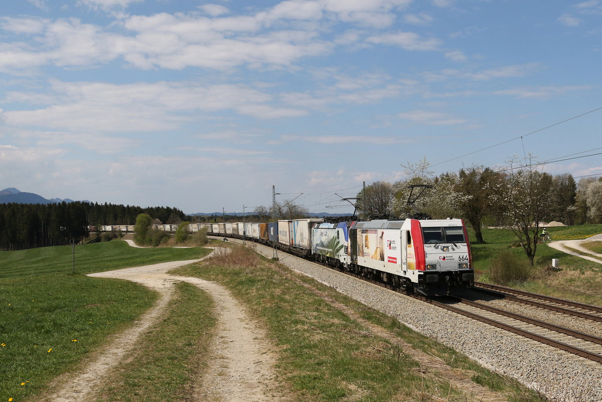 185 664 und 193 773 waren am 12. April 2020 mit dem  Ekol  bei Grabensttt im Chiemgau in Richtung Salzburg unterwegs.