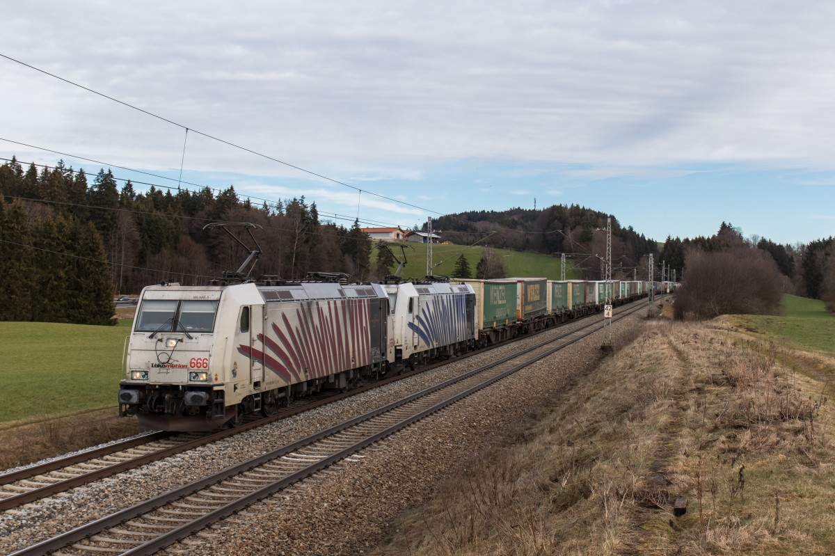 185 666-5 und 185 663 mit dem  Wenzel-Zug  am 13. Februar 2016 bei Grabensttt.