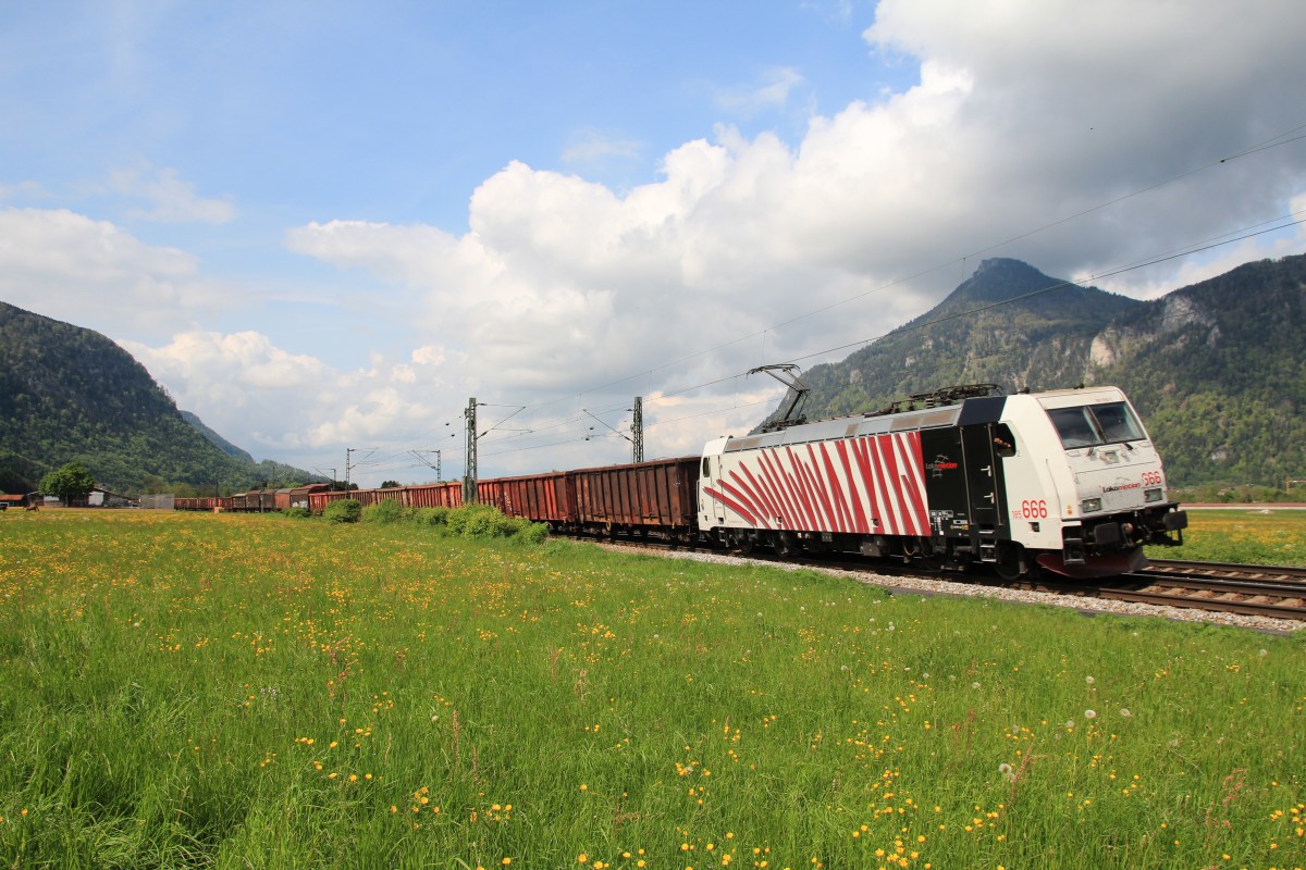 185 666 war am 2. Mai 2014 im Inntal bei Oberaudorf unterwegs.