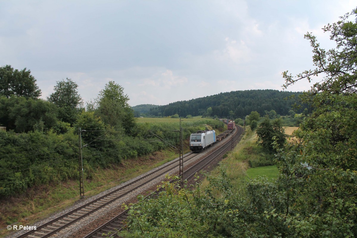 185 672-3 zieht bei Dettenhofen ein Containerzug richtung Nürnberg. 25.07.14