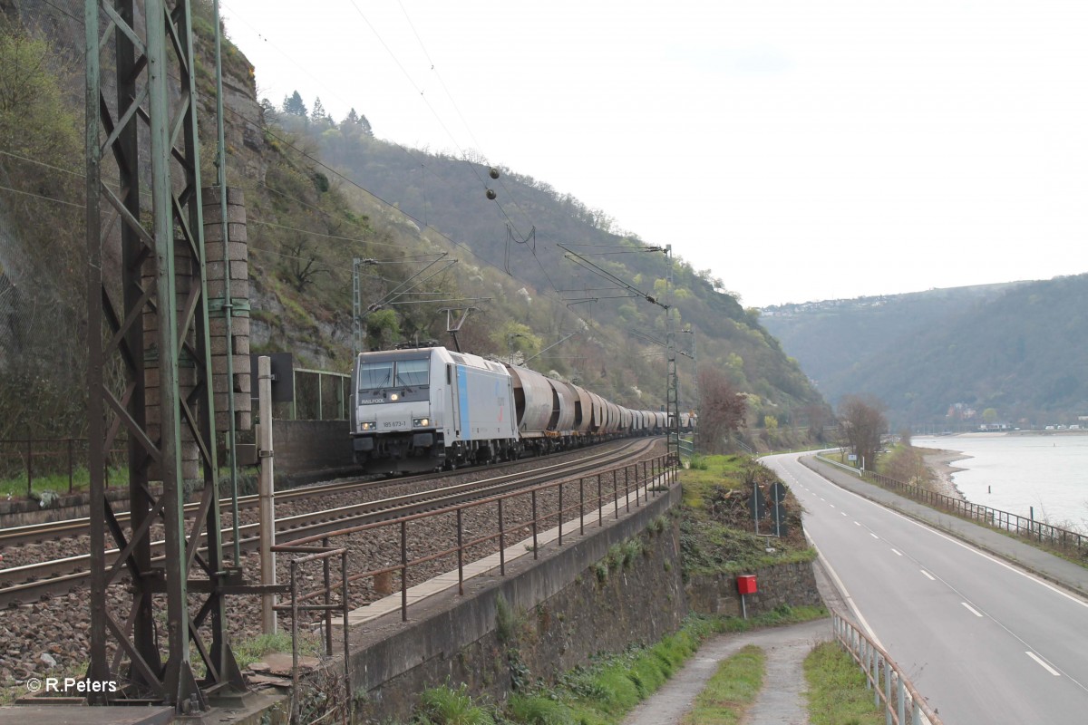 185 673-1  Floid  mit Getreidezug beimBahnübergang Niederthalbach kurz vor Kaub. 21.03.14