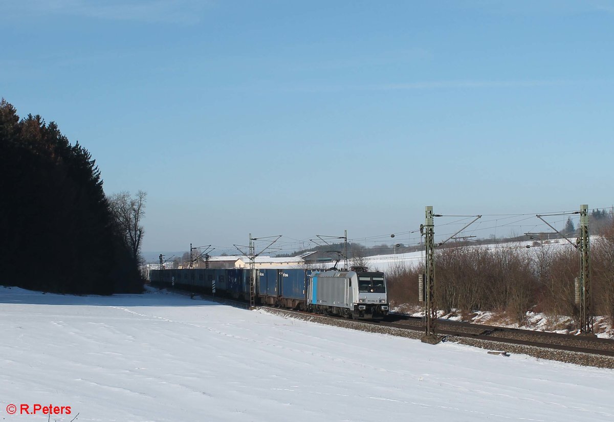 185 694-9 zieht einen Containerzug bei Sinsgrün. 19.01.17