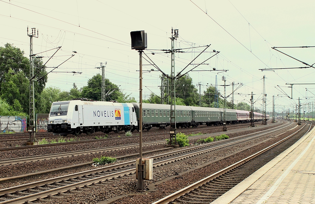 185 697-0  Novelis  kam anlässlich des Schlager-Move mit dem DPF 1844 durch HH-Harburg gefahren. 29.06.2013