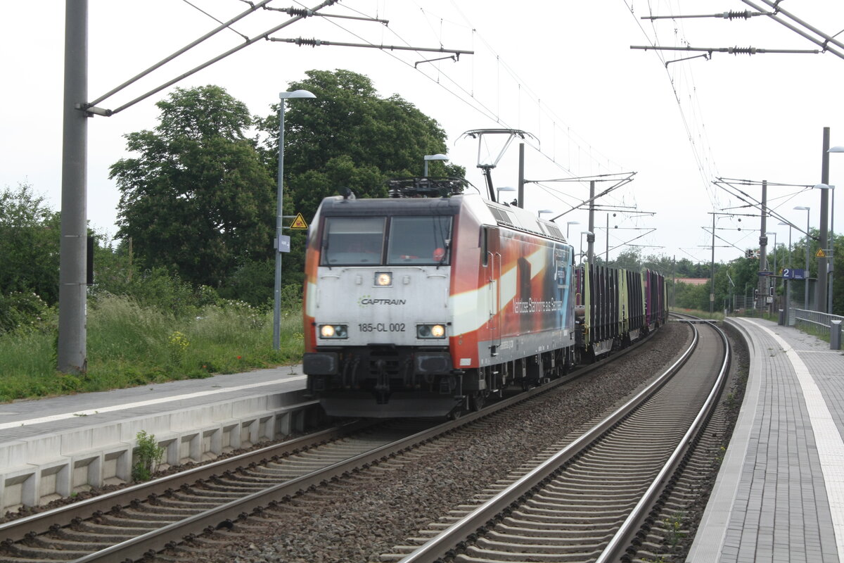 185-CL 002 von Captrain mit einem Gterzug bei der Durchfahrt in Zberitz am 9.6.21