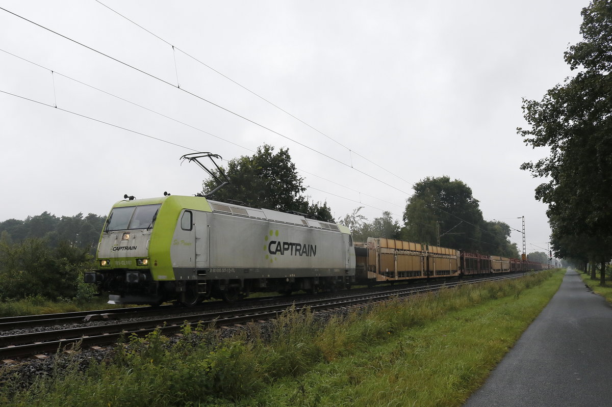 185 CL 007 mit einem leeren Autozug am 11. August 2017 bei Drverden.