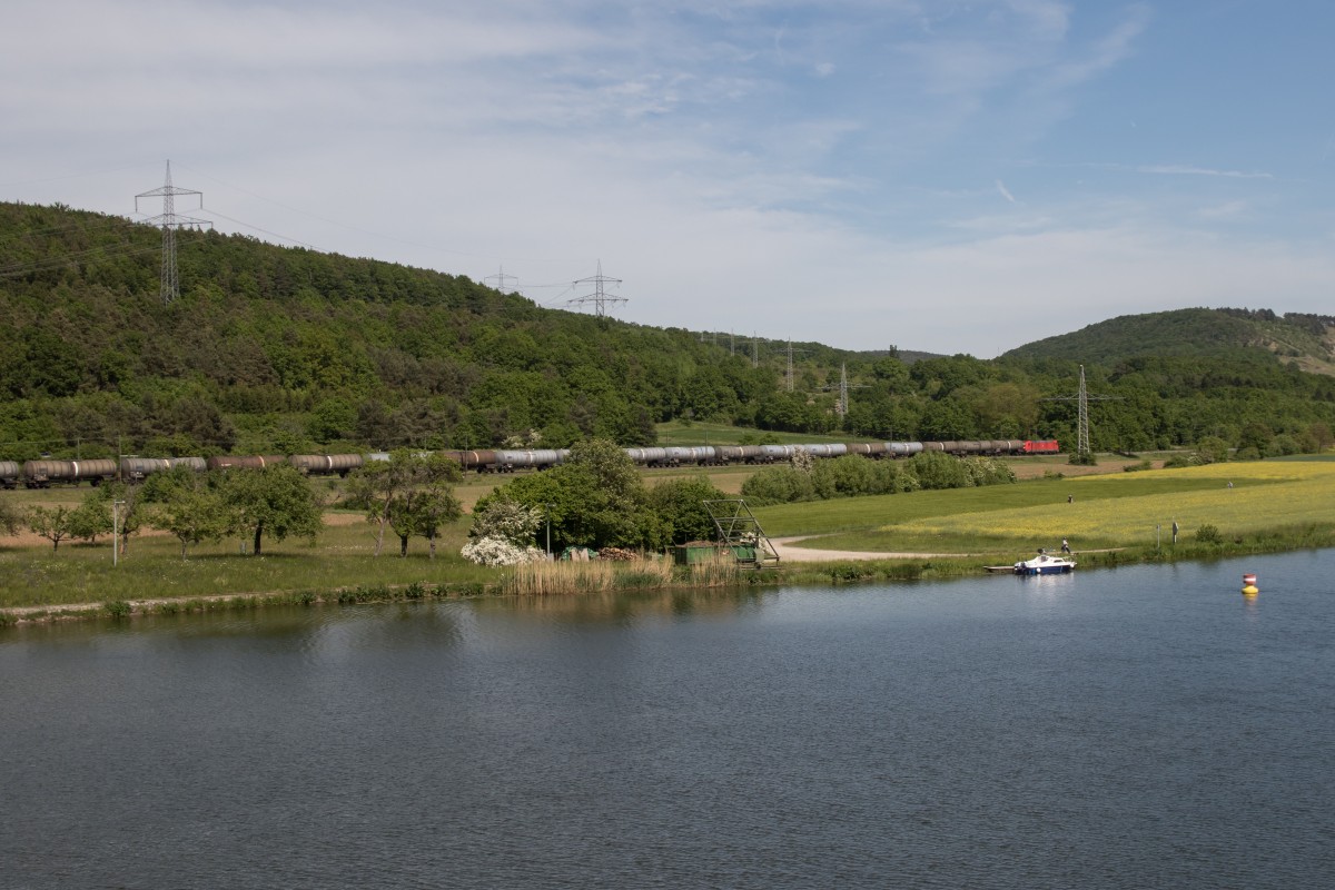 185 xxx mit einem Kesselwagenzug am 15. Mai 2015 bei Harrbach am Main.