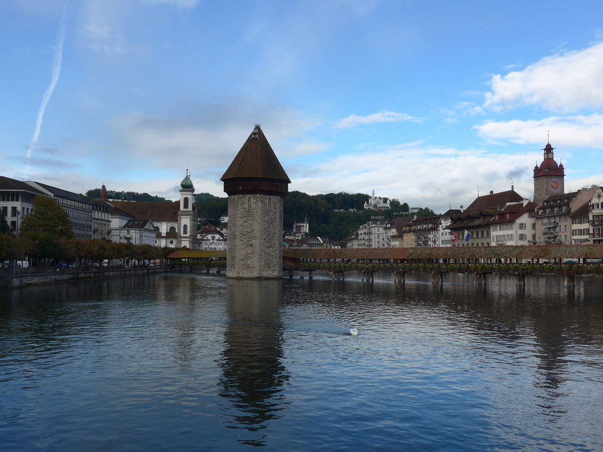 (185'137) - Die Kapellbr�cke mit dem Wasserturm in Luzern am 18. September 2017