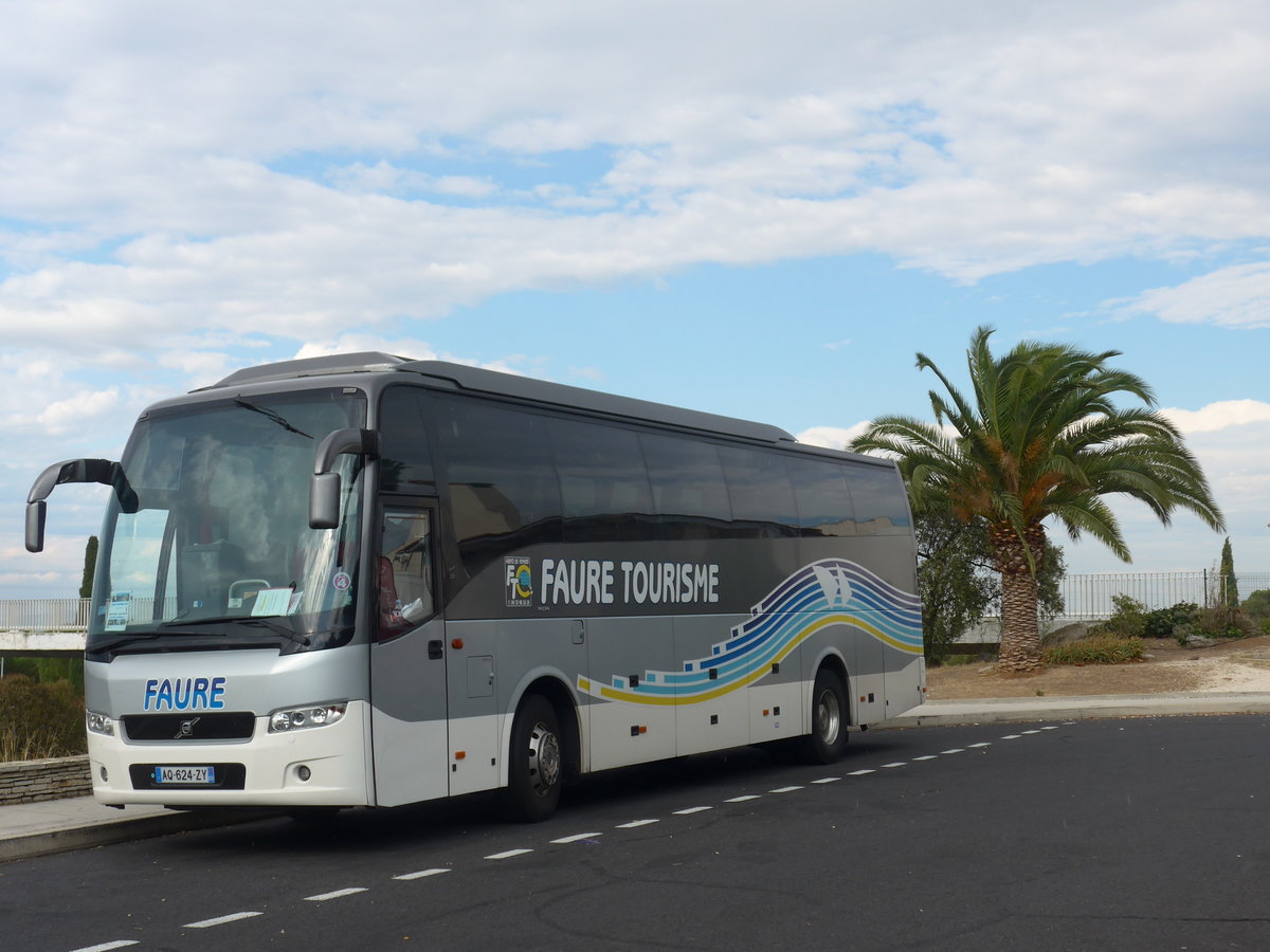 (185'206) - Faure, Valencin - AQ 624 ZY - Volvo am 25. September 2017 in Montpellier, Raststtte Fabrgues