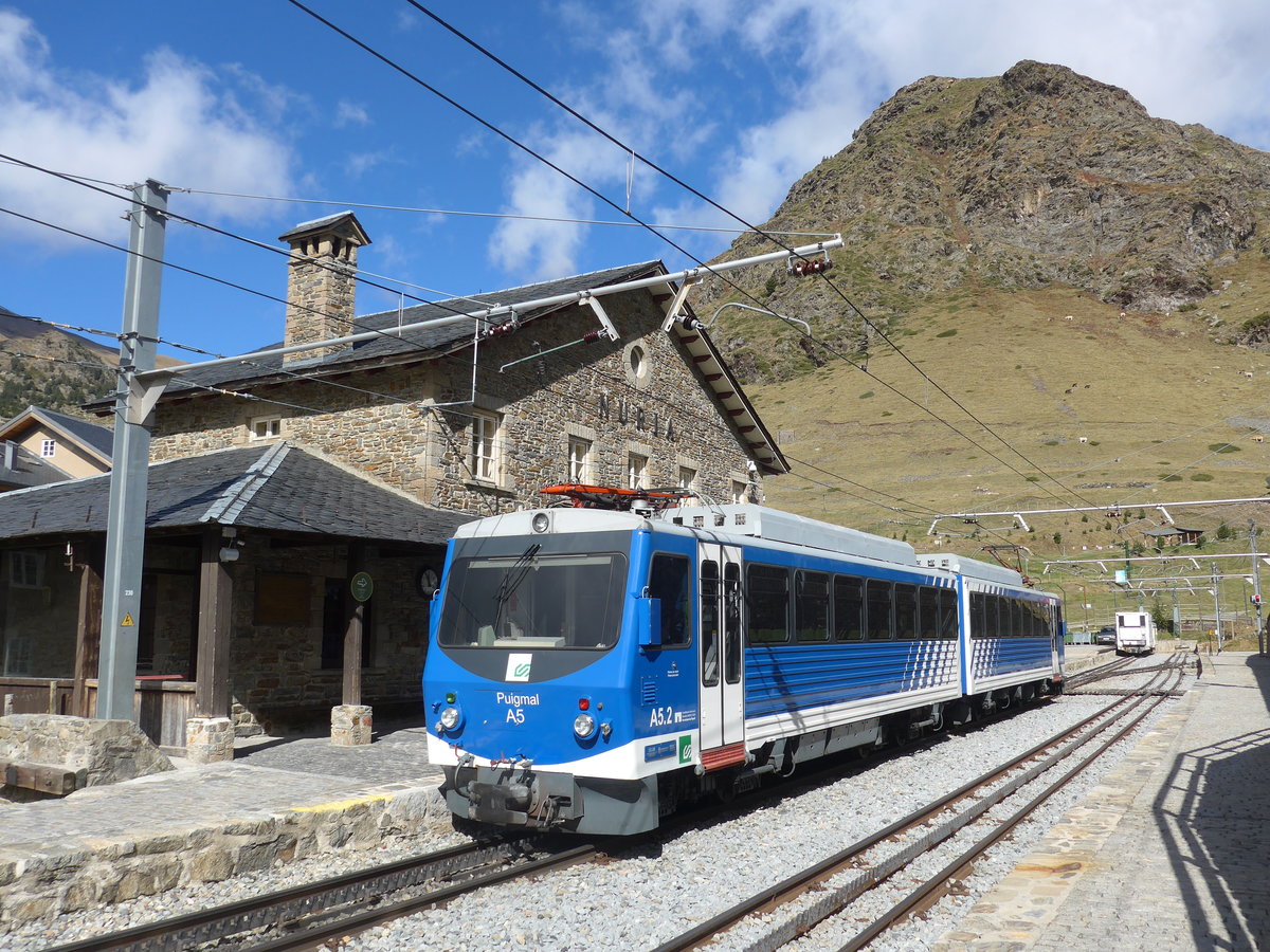 (185'239) - FGC-Pendelzug - Nr. A5.2 - am 26. September 2017 im Bahnhof N�ria