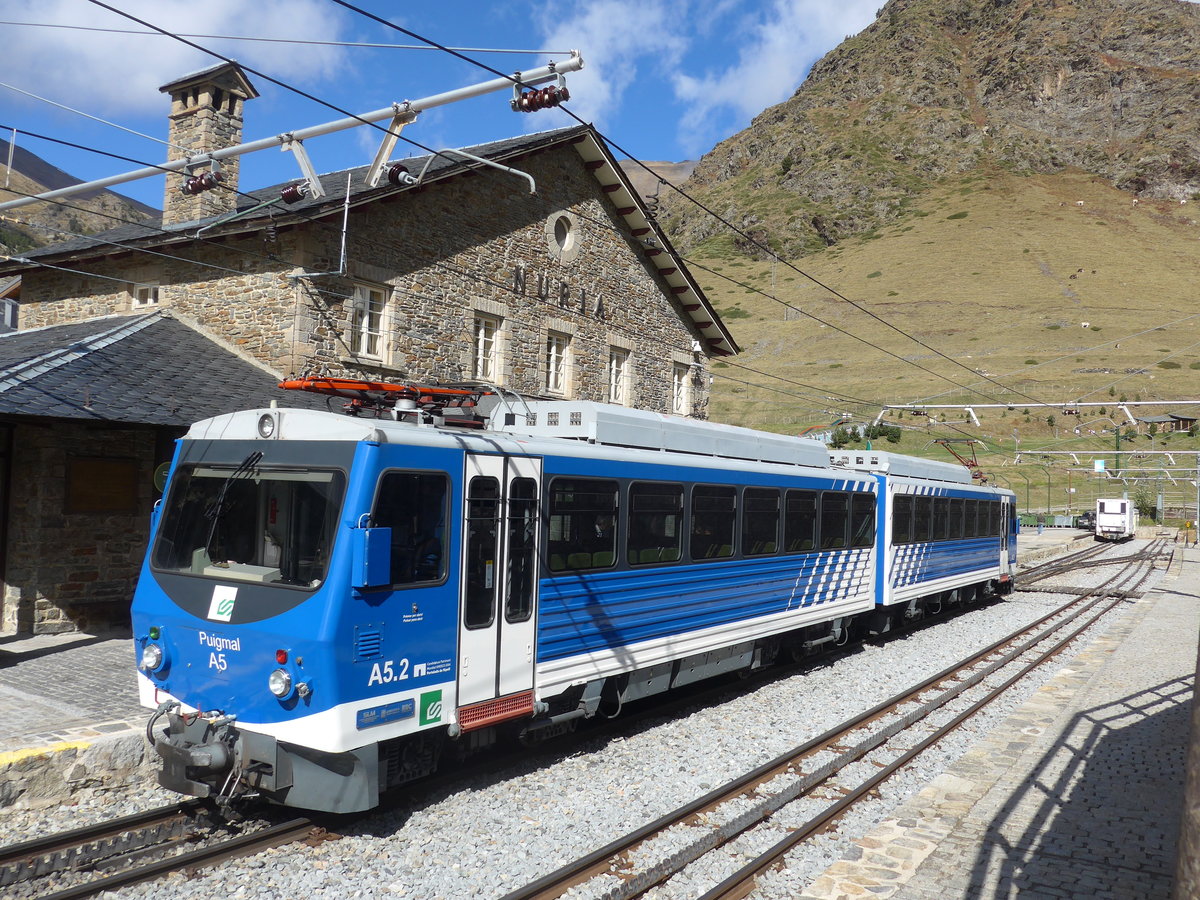 (185'240) - FGC-Pendelzug - Nr. A5.2 - am 26. September 2017 im Bahnhof N�ria