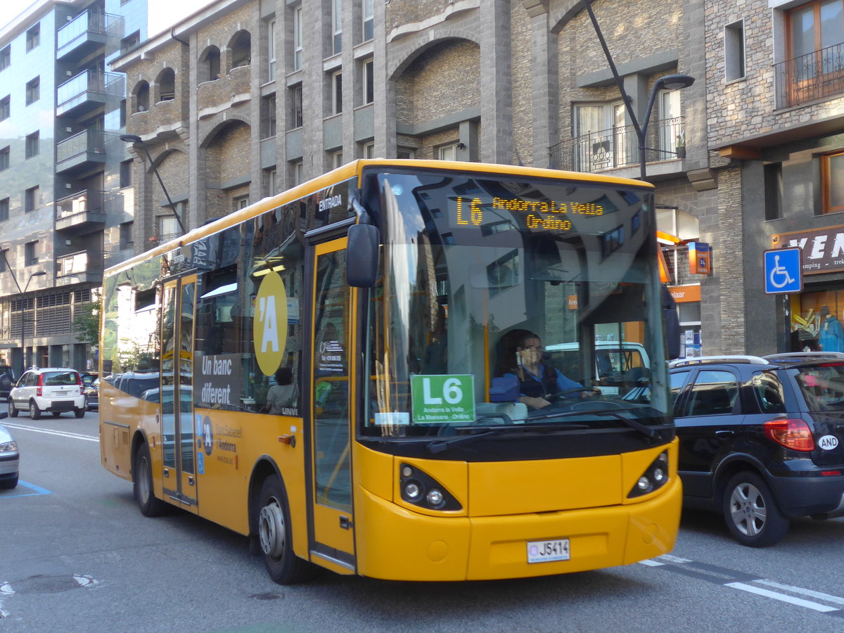 (185'410) - CIA Andorra la Vella - J5414 - UNVI am 27. September 2017 in La Massana, Les Entrades