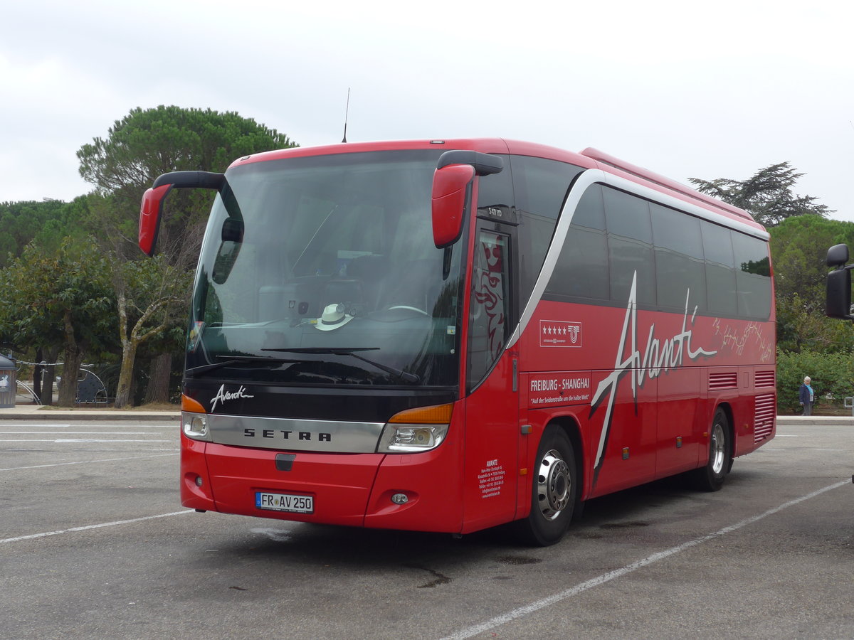 (185'730) - Aus Deutschland: Avanti, Freiburg - FR-AV 250 - Setra am 30. September 2017 in Montlimar, Raststtte