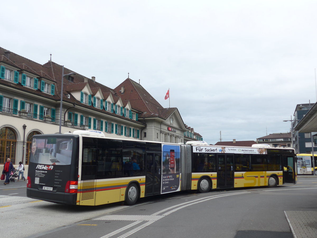 (185'760) - STI Thun - Nr. 121/BE 700'121 - MAN am 8. Oktober 2017 beim Bahnhof Thun