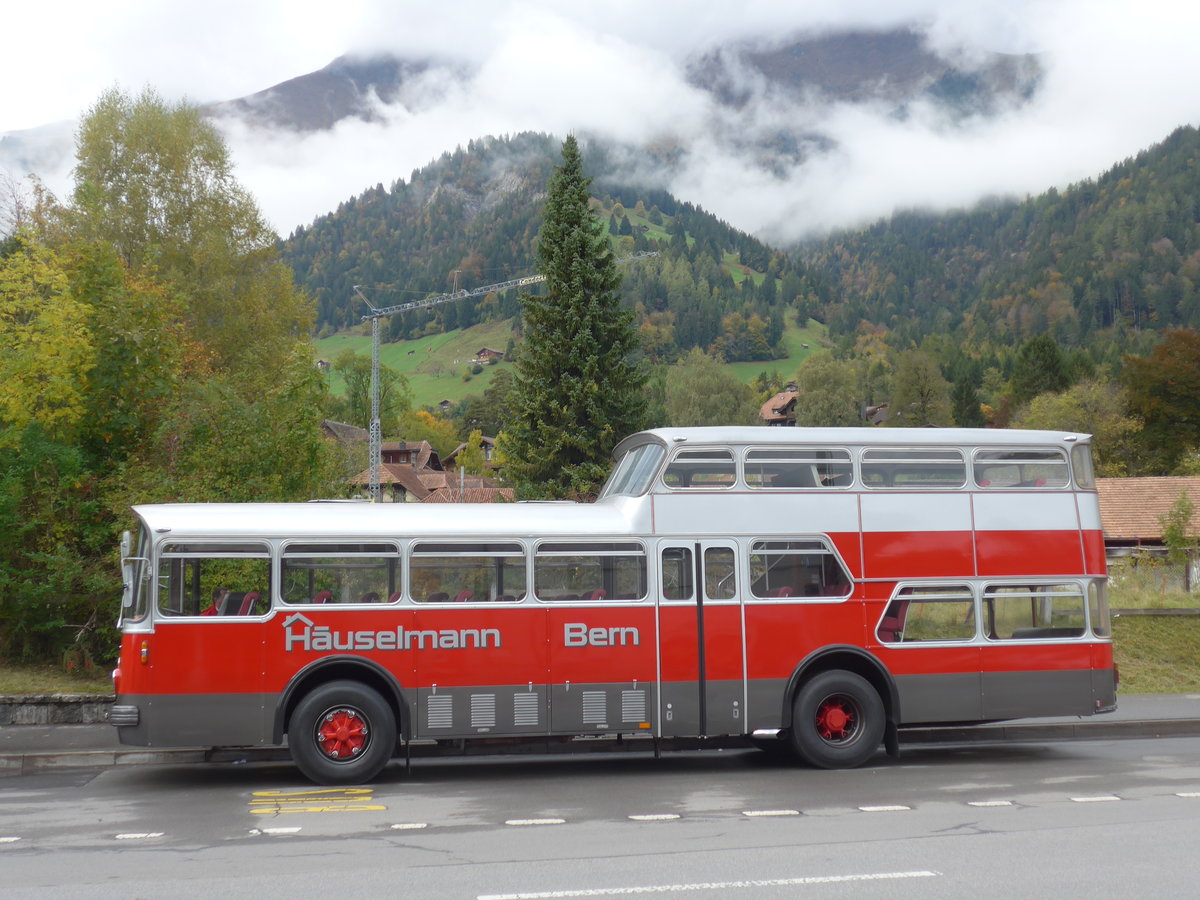 (185'776) - Huselmann, Bern - Nr. 26/BE 9475 - FBW/Vetter-R&J Anderthalbdecker (ex AFA Adelboden Nr. 9) am 8. Oktober 2017 beim Bahnhof Frutigen