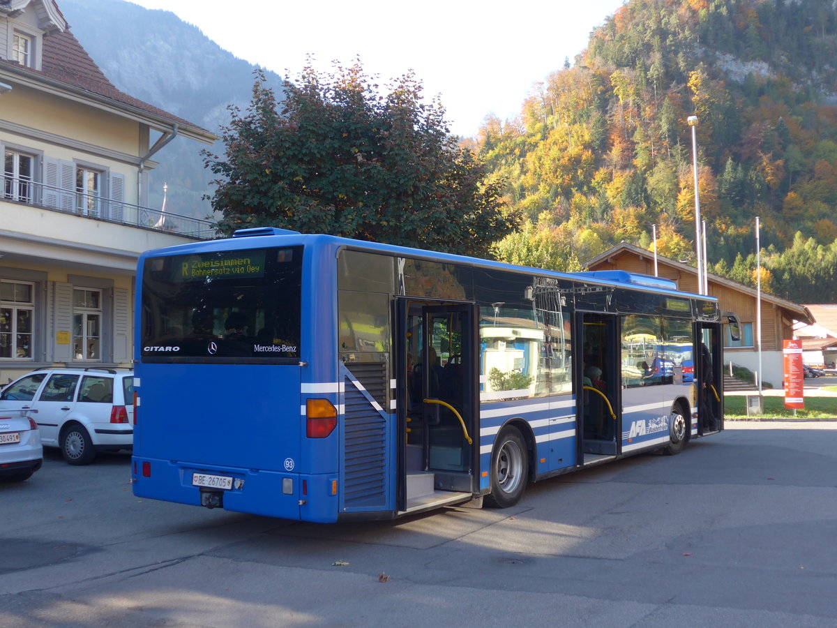 (185'872) - AFA Adelboden - Nr. 93/BE 26'705 - Mercedes (ex Nr. 5) am 16. Oktober 2017 beim Bahnhof Wimmis