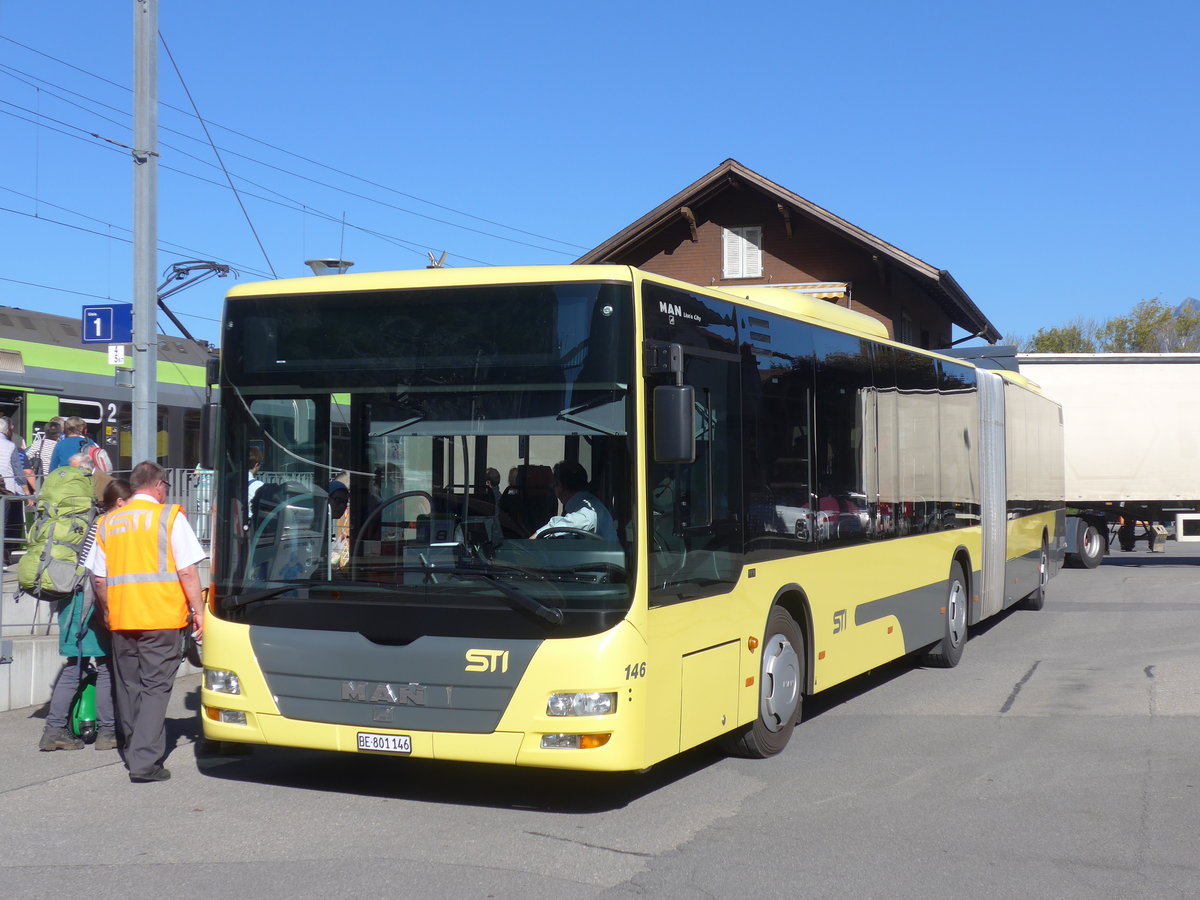 (185'904) - STI Thun - Nr. 146/BE 801'146 - MAN am 16. Oktober 2017 beim Bahnhof Wimmis