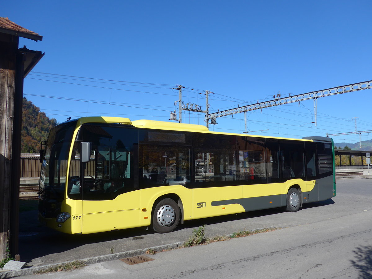 (185'905) - STI Thun - Nr. 177/BE 752'177 - Mercedes am 16. Oktober 2017 beim Bahnhof Wimmis