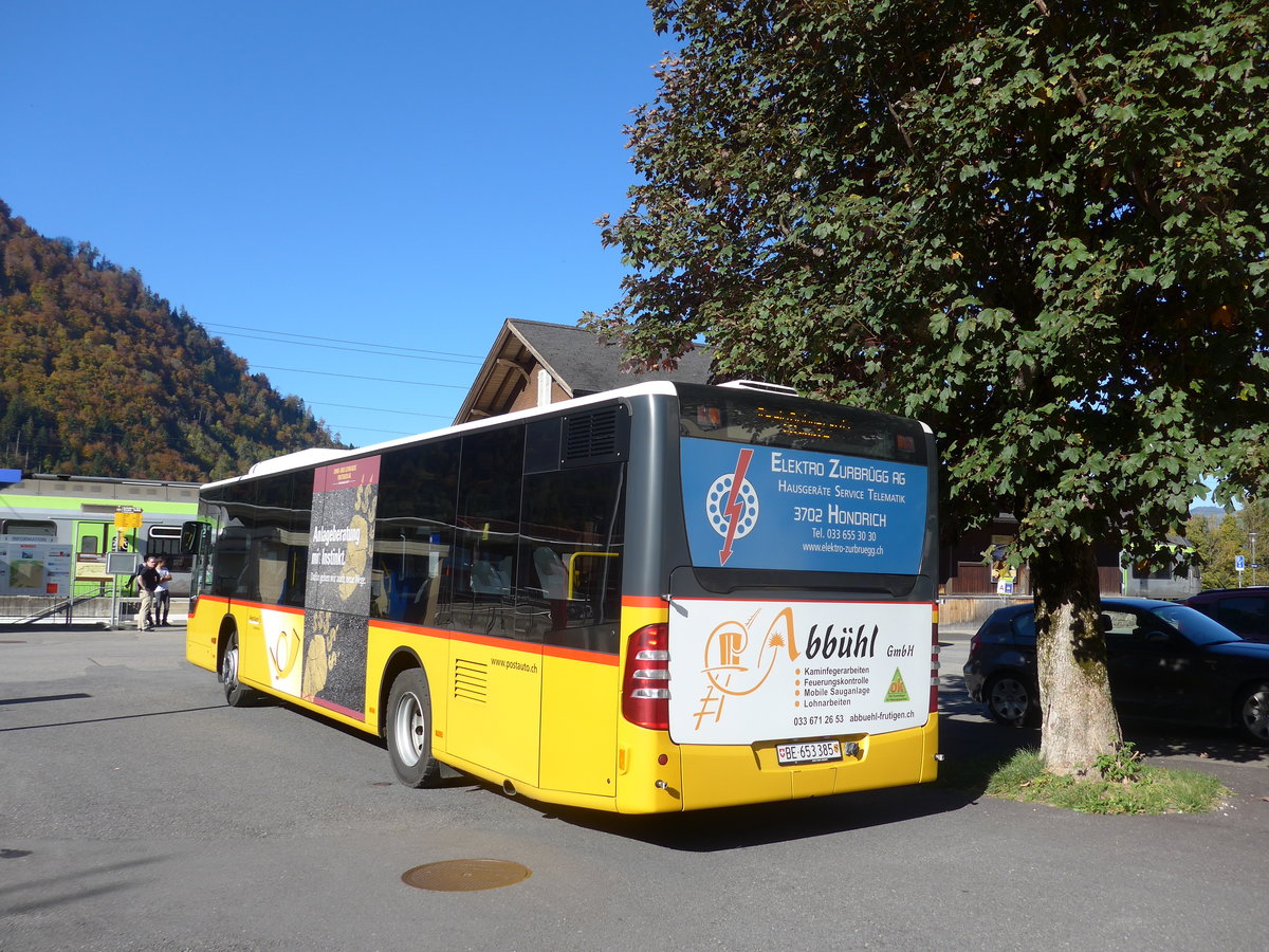 (185'907) - PostAuto Bern - BE 653'385 - Mercedes am 16. Oktober 2017 beim Bahnhof Wimmis