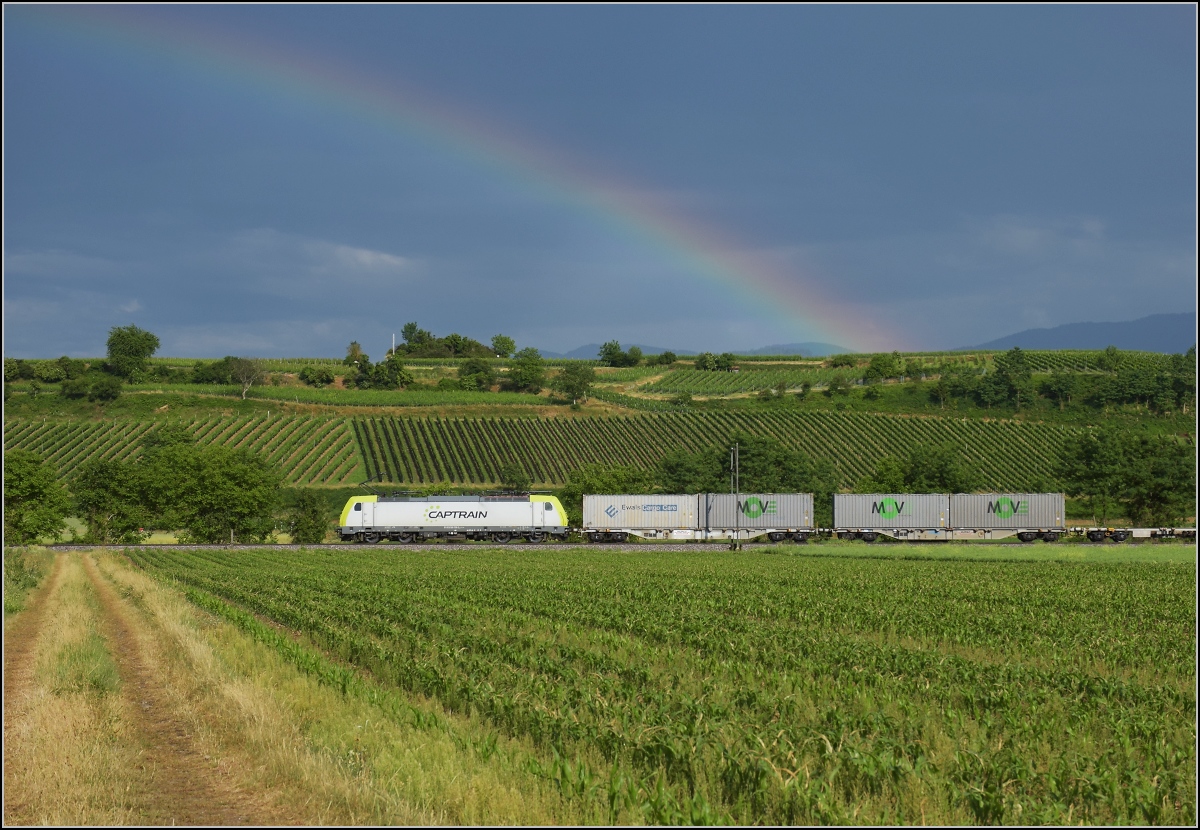 186 158 Captrain mit Regenbogen bei Buggingen. Juni 2022.