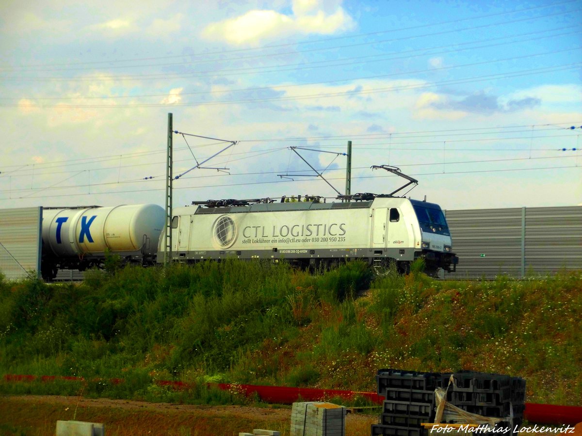 186 233 mit einem Kesselzug in der Güterumfahrung in Halle (Saale) am 28.7.16