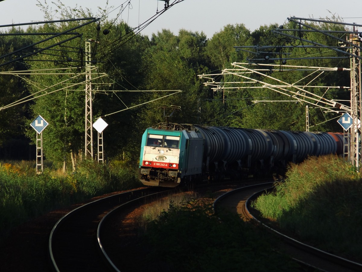 186 242 mit Kesselwagenzug nach Decin in Elsterwerda, 06.09.2013.