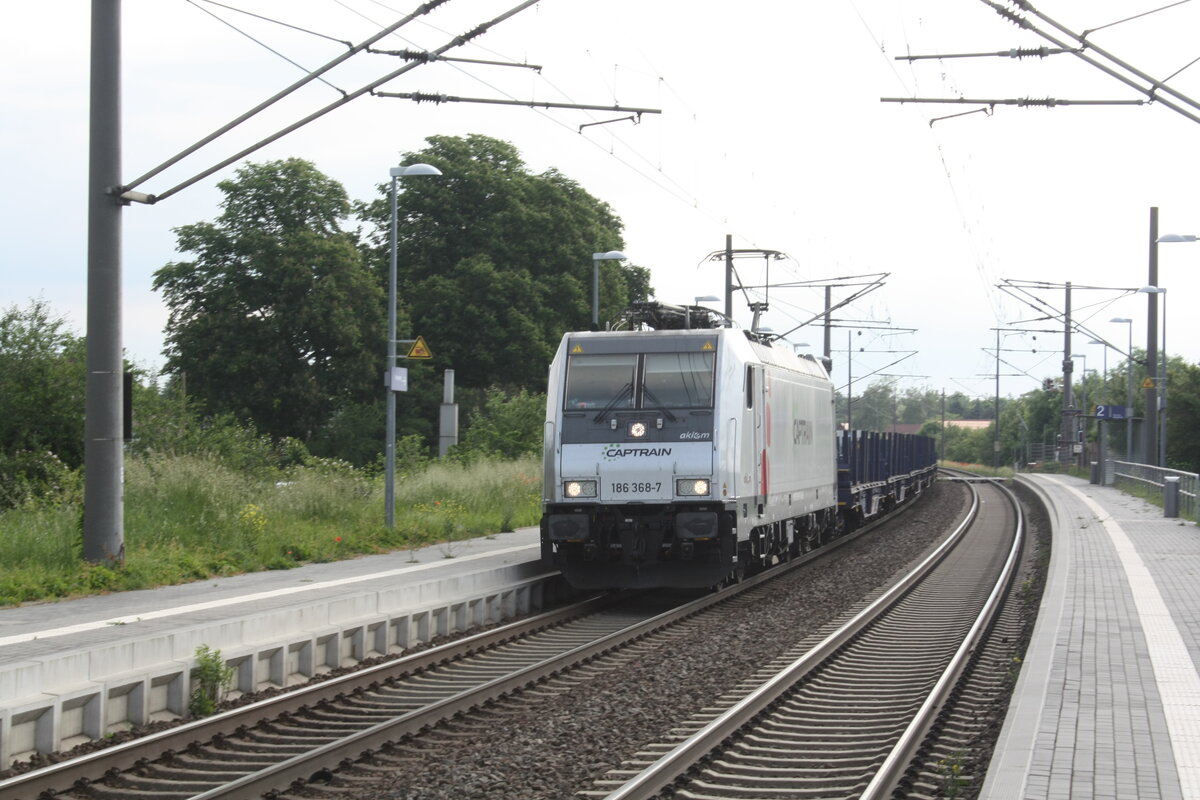 186 368 von Captrain mit einem Gterzug bei der Durchfahrt in Zberitz am 9.6.21