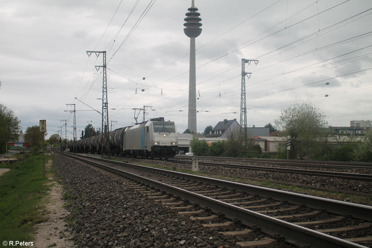 186 421-1 zieht mit einem Kesselzug durch Nürnberg Hohe Marter. 09.04.24