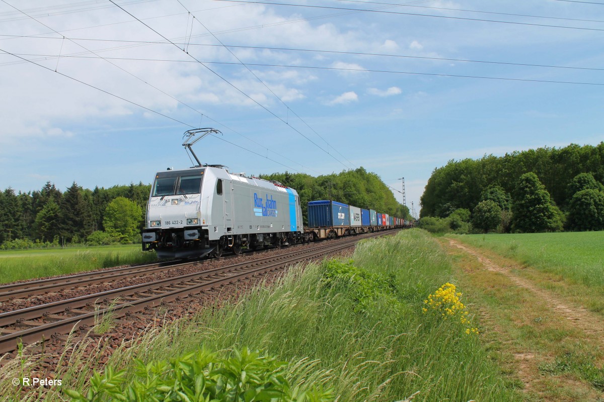 186 422-2 mit einem Containerzug bei der Netztrennstelle bei Bischofsheim. 15.05.15