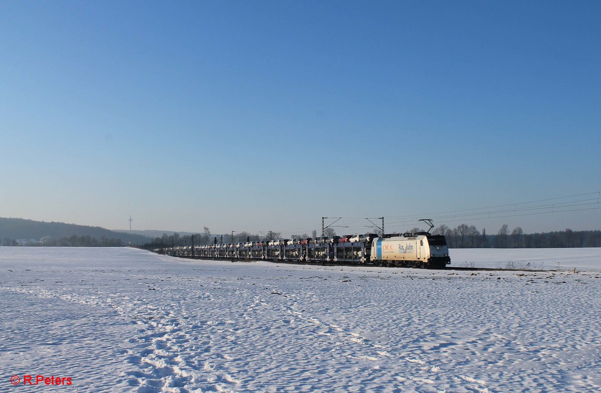 186 423 zieht bei Seubersdorf einen VW Autotransportzug. 21.01.17