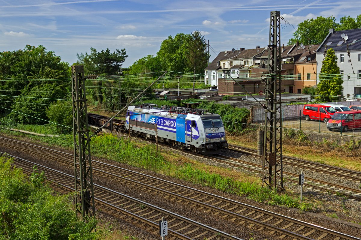 186 426 ist mit einer Werbebeklebung fr den Fahrzeugnutzer RTB Cargo versehen. Am 02.08.22 erreicht die Lok Oberhausen-Osterfeld.