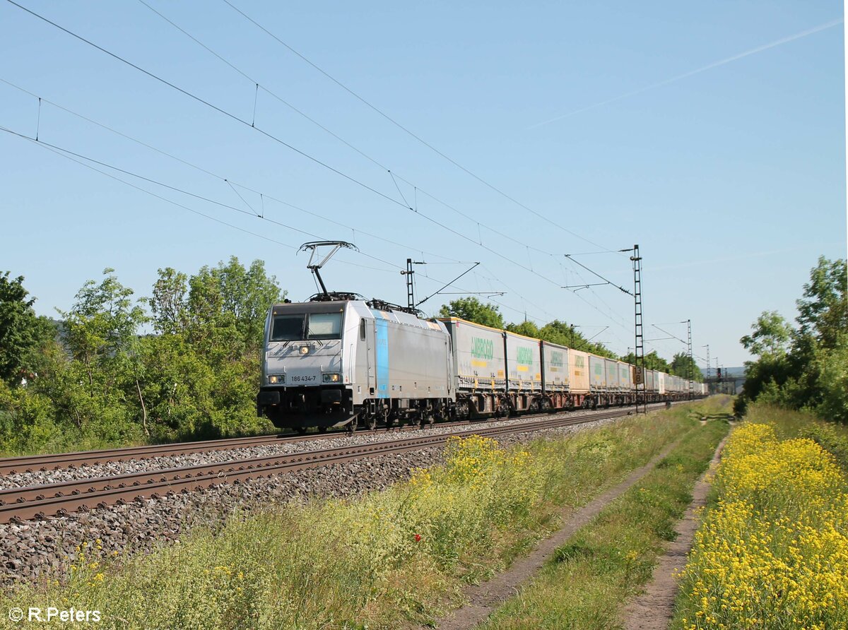 186 434-7 zieht bei Thüngersheim einen Wechselpritschen Ambrogio gen Norden. 02.06.21