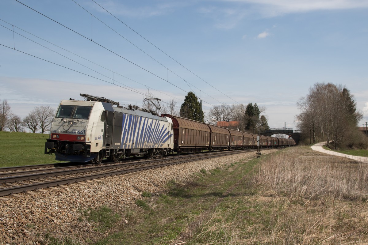 186 441-2 mit einem Ganzzug am 12. April 2015 bei bersee am Chiemsee.