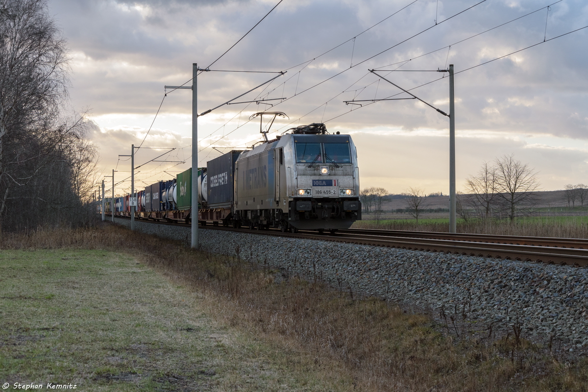 186 455-2 Railpool GmbH für METRANS Rail s.r.o. mit einem Containerzug in Nennhausen und fuhr weiter in Richtung Wustermark. 10.03.2017