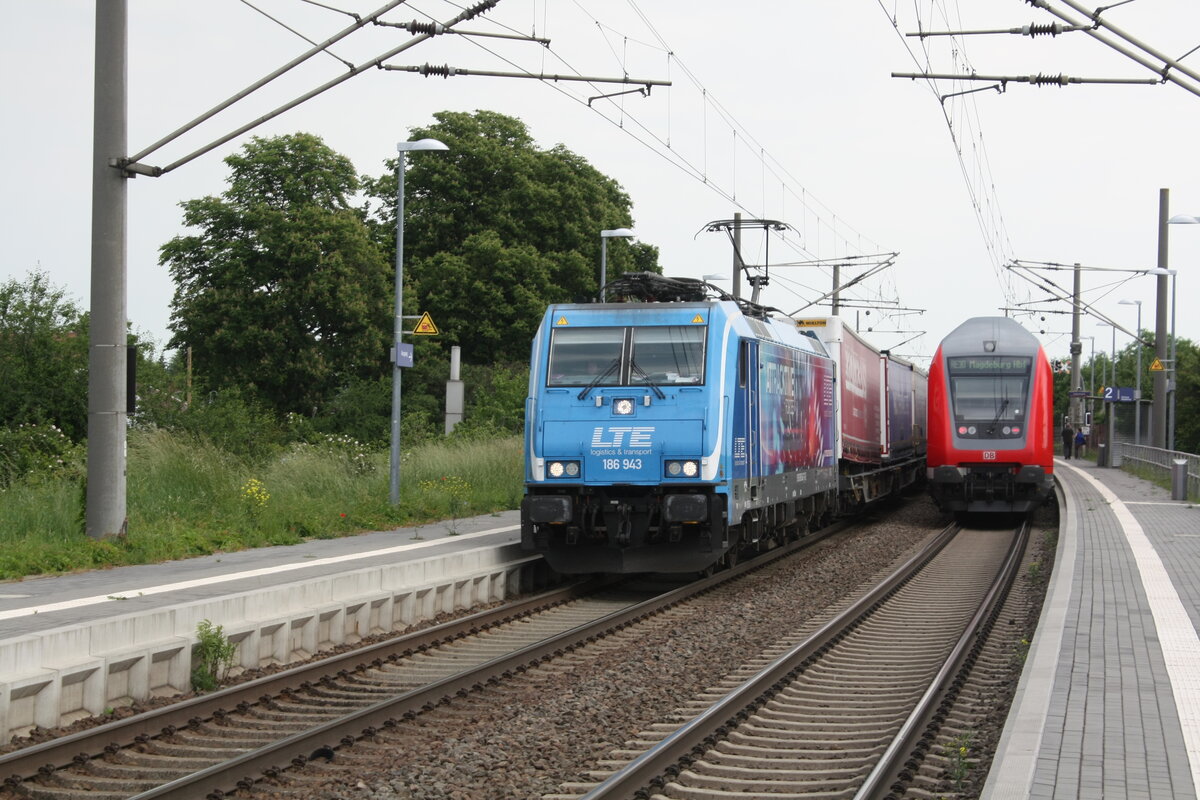 186 943 von LTE mit einem gterzug bei der Durchfahrt in Zberitz am 9.6.21