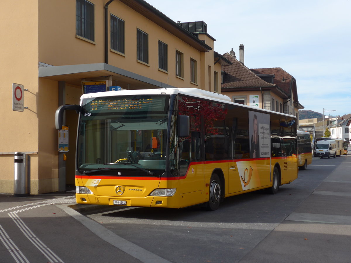 (186'007) - CarPostal Ouest - JU 61'304 - Mercedes (ex Nr. 17) am 21. Oktober 2017 beim Bahnhof Delmont