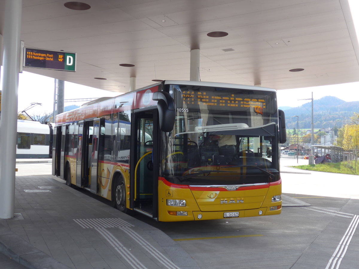 (186'059) - PostAuto Nordschweiz - BL 161'625 - MAN am 21. Oktober 2017 beim Bahnhof Laufen